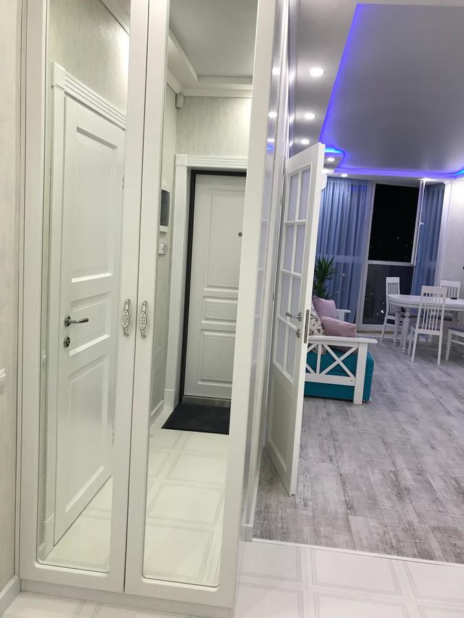 Luxe Apartment On Drahomanova Kiev Esterno foto